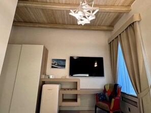 Basic Double Room, 1 Double Bed | Minibar, in-room safe, soundproofing, free WiFi