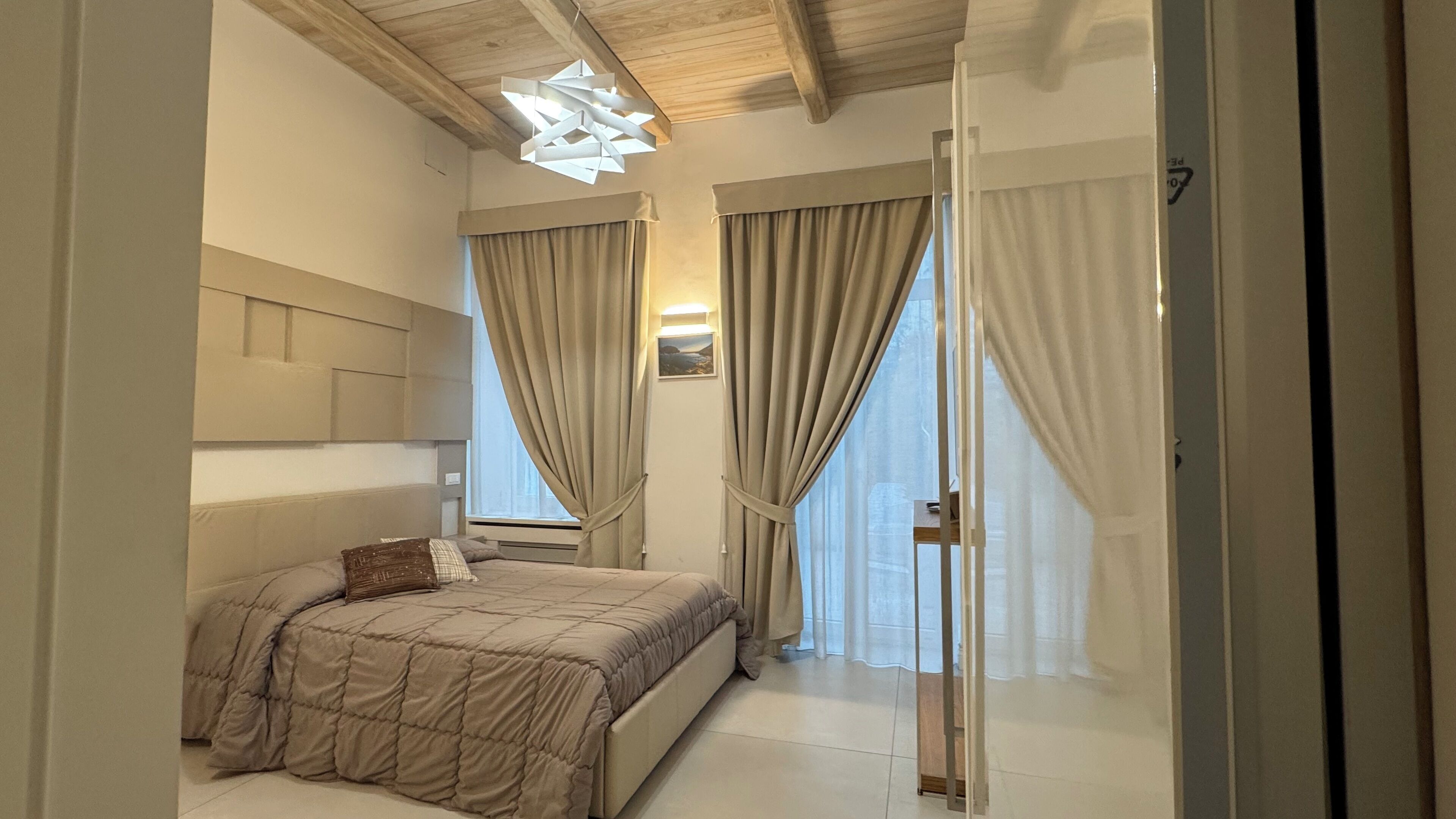 ميني بار وخزنة داخل الغرفة وتجهيزات عازلة للصوت وواي فاي مجانًا