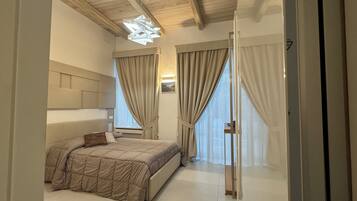 ميني بار وخزنة داخل الغرفة وتجهيزات عازلة للصوت وواي فاي مجانًا