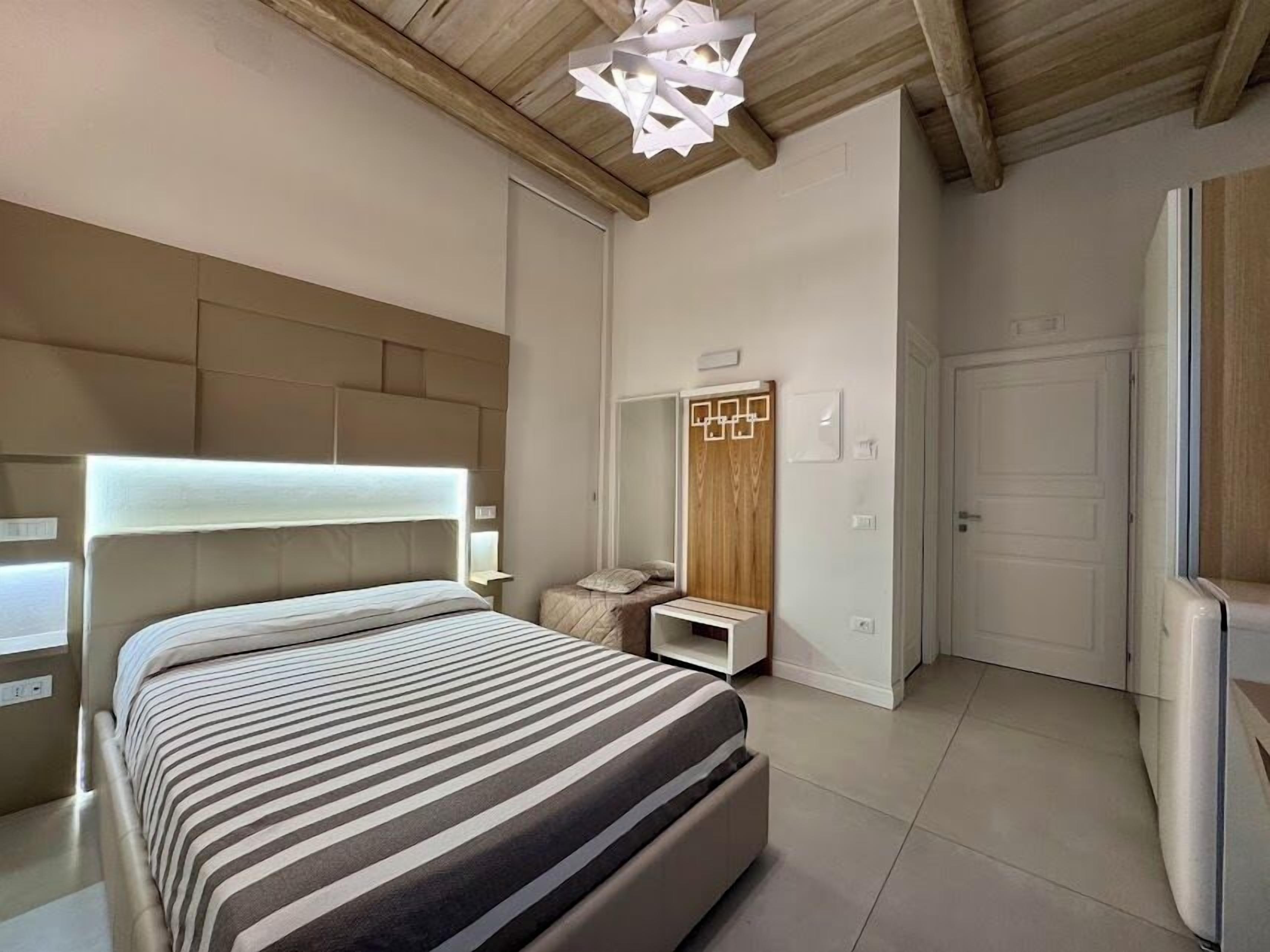 Basic-Doppelzimmer, 1 Doppelbett | Minibar, Zimmersafe, schallisolierte Zimmer, kostenloses WLAN