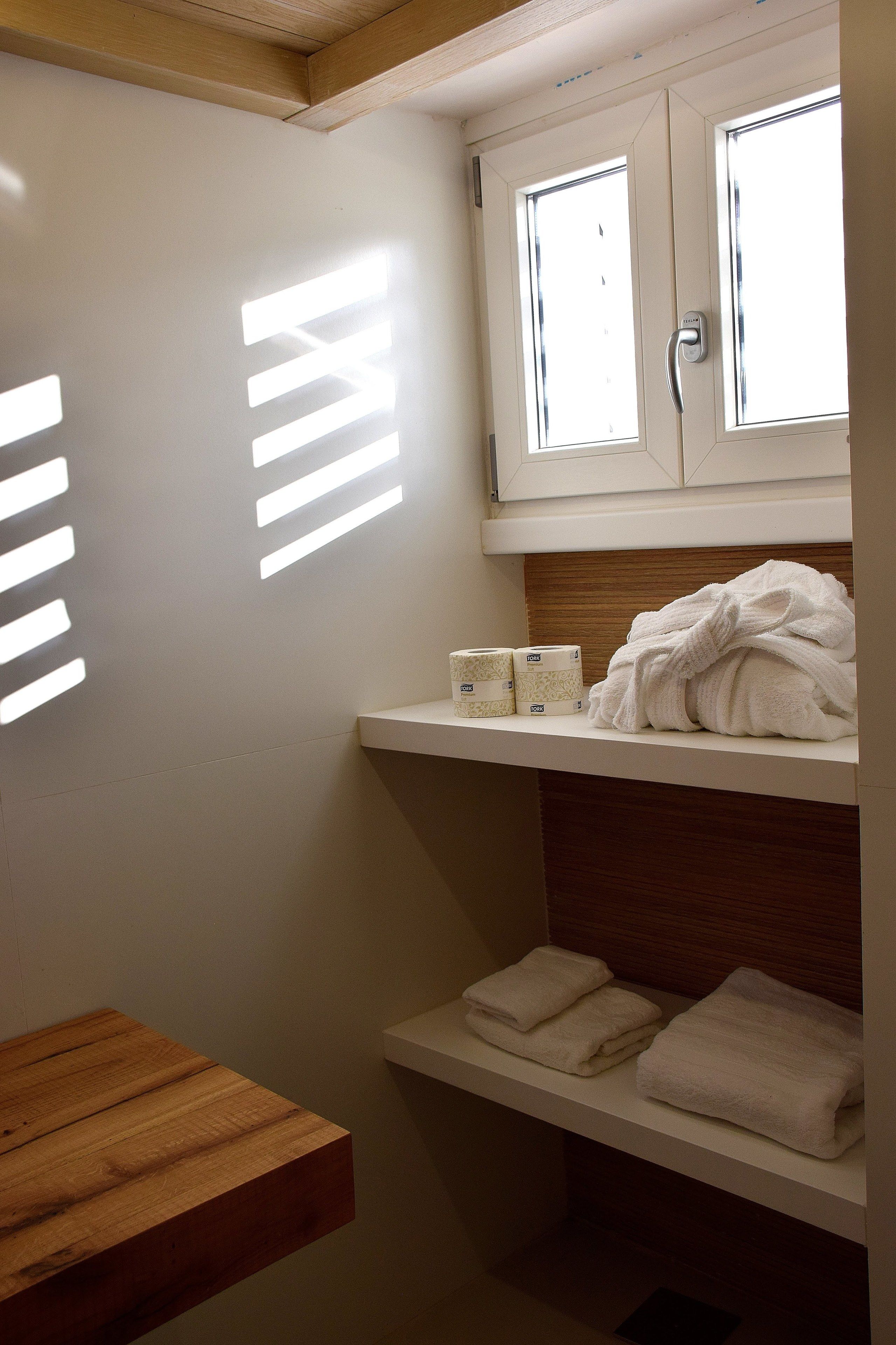 Superior tweepersoonskamer, 1 tweepersoonsbed, kitchenette, uitzicht op bergen | Badkamervoorzieningen | Een douche, gratis toiletartikelen, een haardroger, badjassen