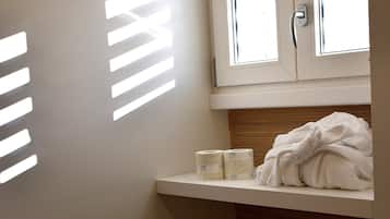 Doppia Superior, 1 letto matrimoniale, angolo cottura, vista montagna | Dotazioni del bagno | Doccia, set di cortesia gratuito, asciugacapelli, accappatoio