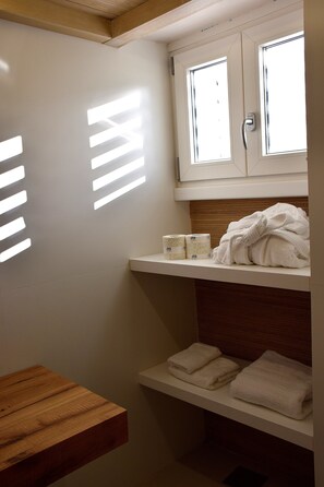 Doppia Superior, 1 letto matrimoniale, angolo cottura, vista montagna | Dotazioni del bagno | Doccia, set di cortesia gratuito, asciugacapelli, accappatoio