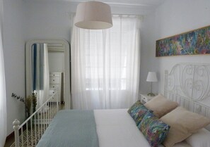 2 slaapkamers, een bureau, een strijkplank/strijkijzer, wifi