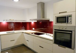 Een koelkast, een magnetron, een oven, een kookplaat