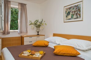 2 Schlafzimmer, Zimmersafe, Schreibtisch, Bügeleisen/Bügelbrett