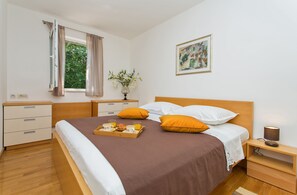 2 soveværelser, pengeskab på værelset, skrivebord, strygejern/strygebræt