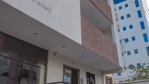 A modern building with a sign reading "Gambell". - Yellow Gem Apt - Campoverde (Cochabamba)