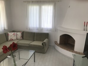 TV, fireplace - Seaside Gilt house ZeusPlace Plaka Litohoro (Plaka)