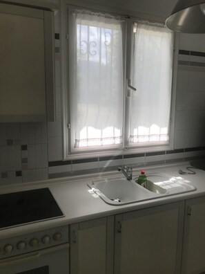 Kühlschrank, Ofen, Wasserkocher mit Kaffee-/Teezubehör, Toaster