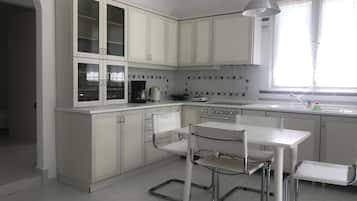 Refrigerador, horno, cafetera y tetera y tostadora