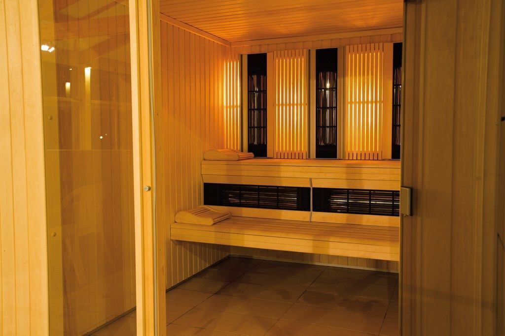 Een sauna met houten wanden en banken.