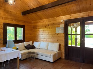 Smart TV, books - Self catering Cabaña de madera El Salse for 8 people (Beneixama)