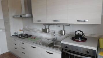 KĂŒhlschrank, Mikrowelle, Ofen, Herdplatte