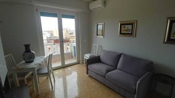 Smart-TV, BĂŒcher, Stereoanlage