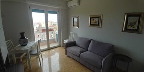 Smart-TV, Bücher, Stereoanlage