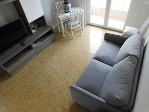 TV connectée, livres, chaîne hi-fi