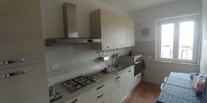 Fridge, microwave, oven, stovetop - My House in Rome apartment (Roma)