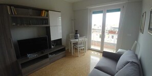 Smart TV, books, stereo - My House in Rome apartment (Roma)