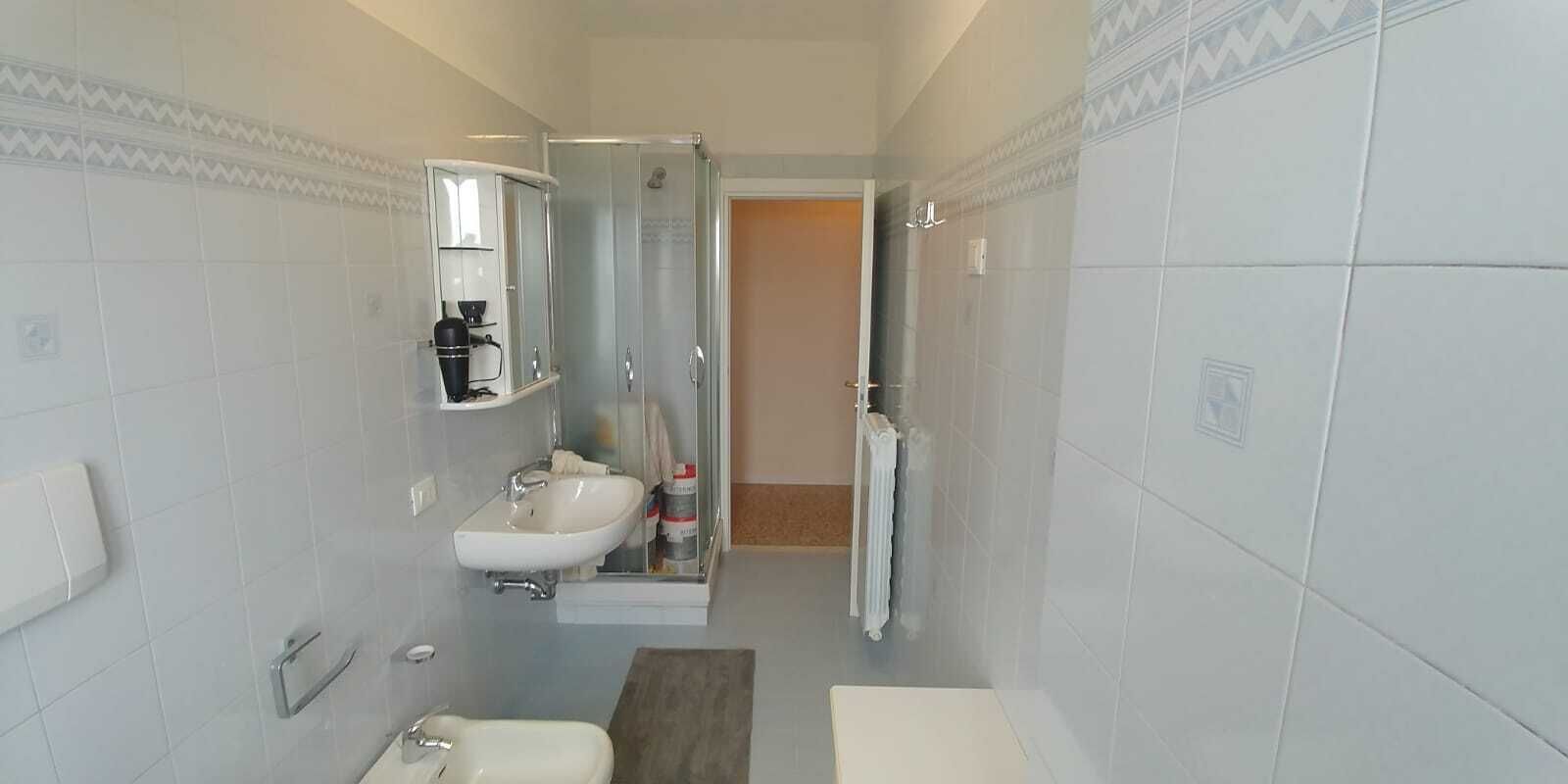 Doccia, asciugacapelli, bidet, asciugamani