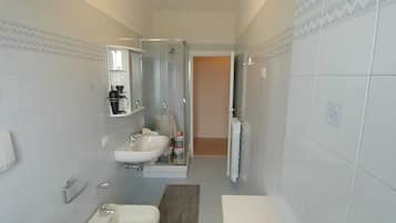 Doccia, asciugacapelli, bidet, asciugamani