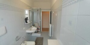 Douche, sèche-cheveux, bidet, serviettes fournies
