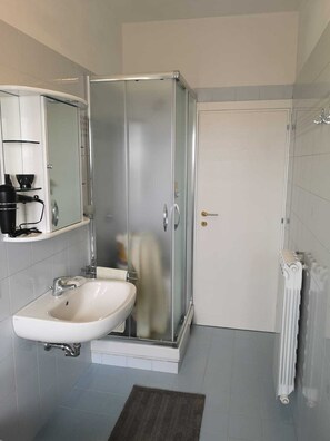 Douche, sèche-cheveux, bidet, serviettes fournies