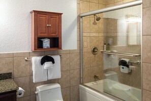 Bañera con ducha, bañera profunda, secador de pelo, toallas