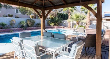 Entzückendes Zuhause mit wunderschönem Pool und Whirlpool