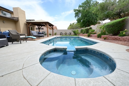 Backyard Oasis, heated pool/spa, bbq, cov pergola, away from dwtn noise
