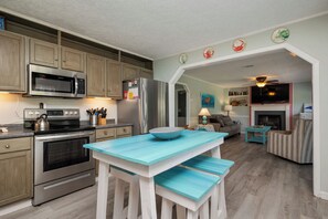 Frigorifero, microonde, forno, piano cottura