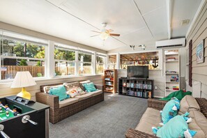 TV, caminetto, lettore DVD, tavolo da calcetto