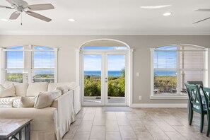 Télévision, cheminée, lecteur de DVD, baby-foot