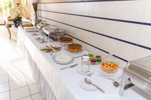 Café da manhã com buffet grátis todos os dias