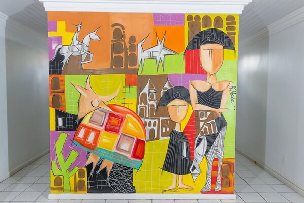 Un mural colorido con figuras y formas abstractas.