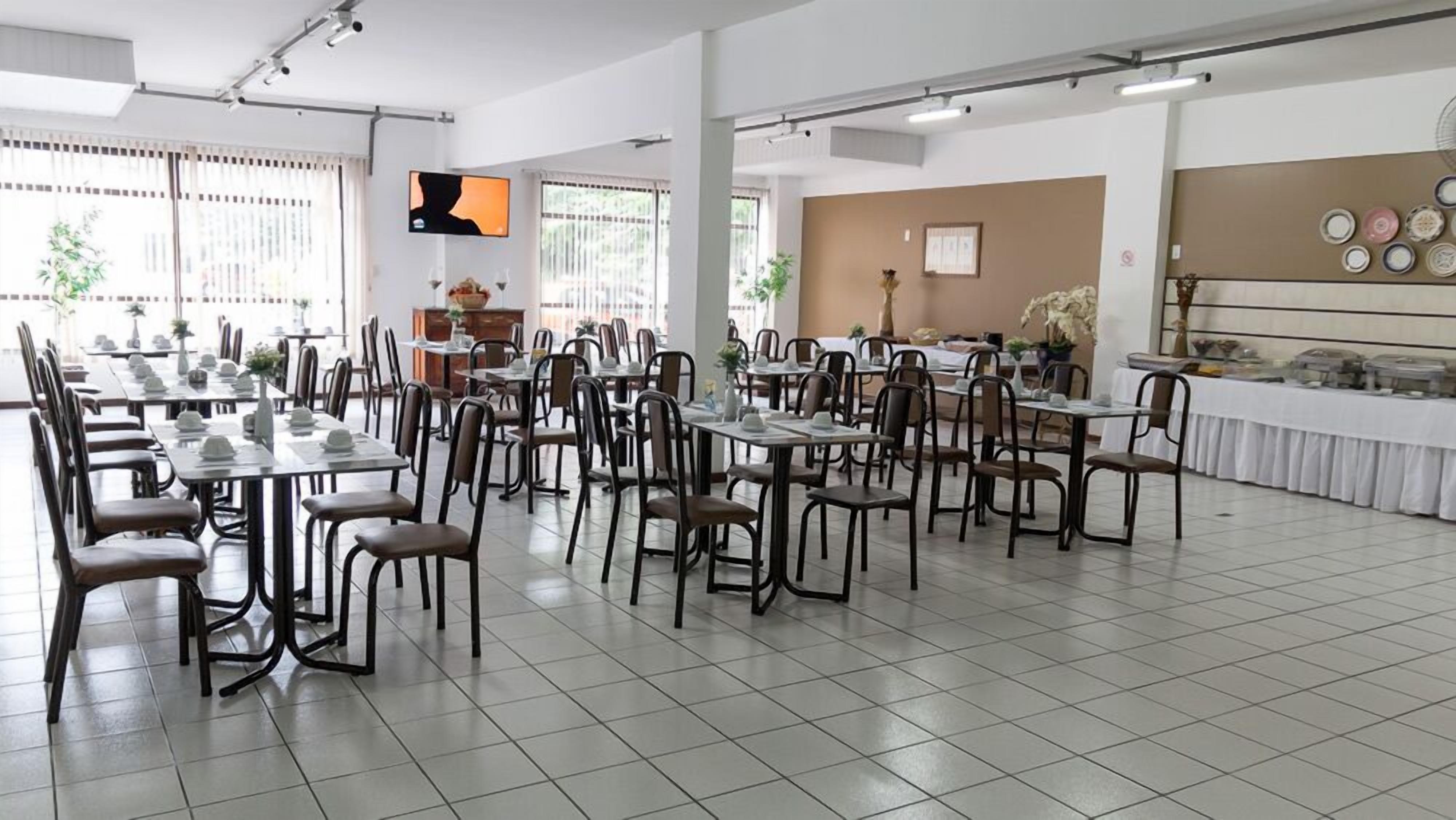 Café da manhã com buffet grátis todos os dias