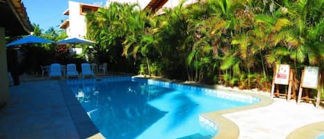 Piscina externa, funciona das 10h às 20h30, espreguiçadeiras