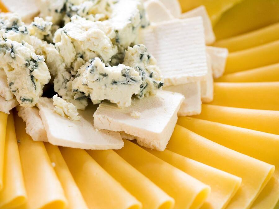 Un plato de pasta con un generoso topping de queso azul cremoso.
