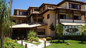 Un hôtel de style architectural traditionnel, doté de nombreux balcons et d’un toit recouvert de tuiles.
