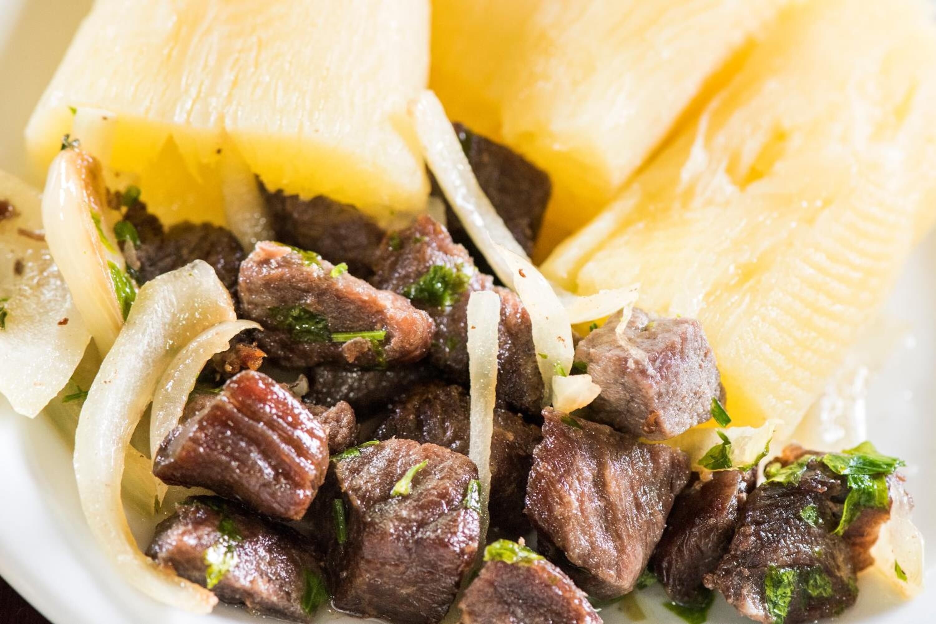 Ein Gericht mit Rindfleisch, Zwiebeln und Kartoffeln.