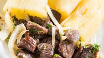Prato com carne bovina, cebolas e batatas.