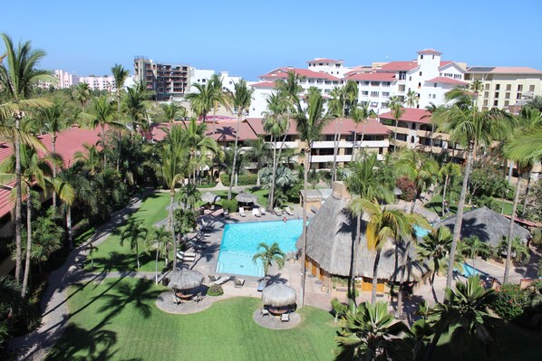 Alberca al aire libre y alberca climatizada