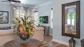 TV, fireplace, books, offices - Casa Amelia Summary: (Fernandina Beach)