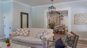 テレビ、暖炉、書庫、書斎 / ワークスペース