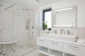 Deluxe Apartment, Sea View (1) | Bathroom | Rainfall showerhead, hair dryer, bathrobes, towels - Villas Baotic (Seget)