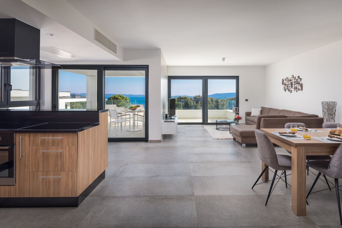 Departamento Deluxe, vista al mar (2) | Área de sala de estar | Televisión de pantalla plana