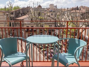 Familie vierpersoonskamer, uitzicht op de stad | Uitzicht vanaf balkon