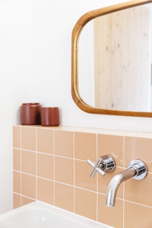 Chambre Quadruple Familiale, vue ville | Salle de bain | Douche, articles de toilette gratuits, sĂšche-cheveux