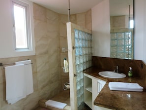 Exclusive-Apartment, 2 Schlafzimmer | Badezimmer | Kostenlose Toilettenartikel, Handtücher, Shampoo