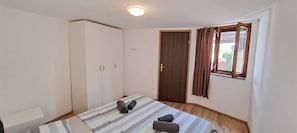 1 chambre, fer et planche à repasser, accès au Wi-Fi (inclus)